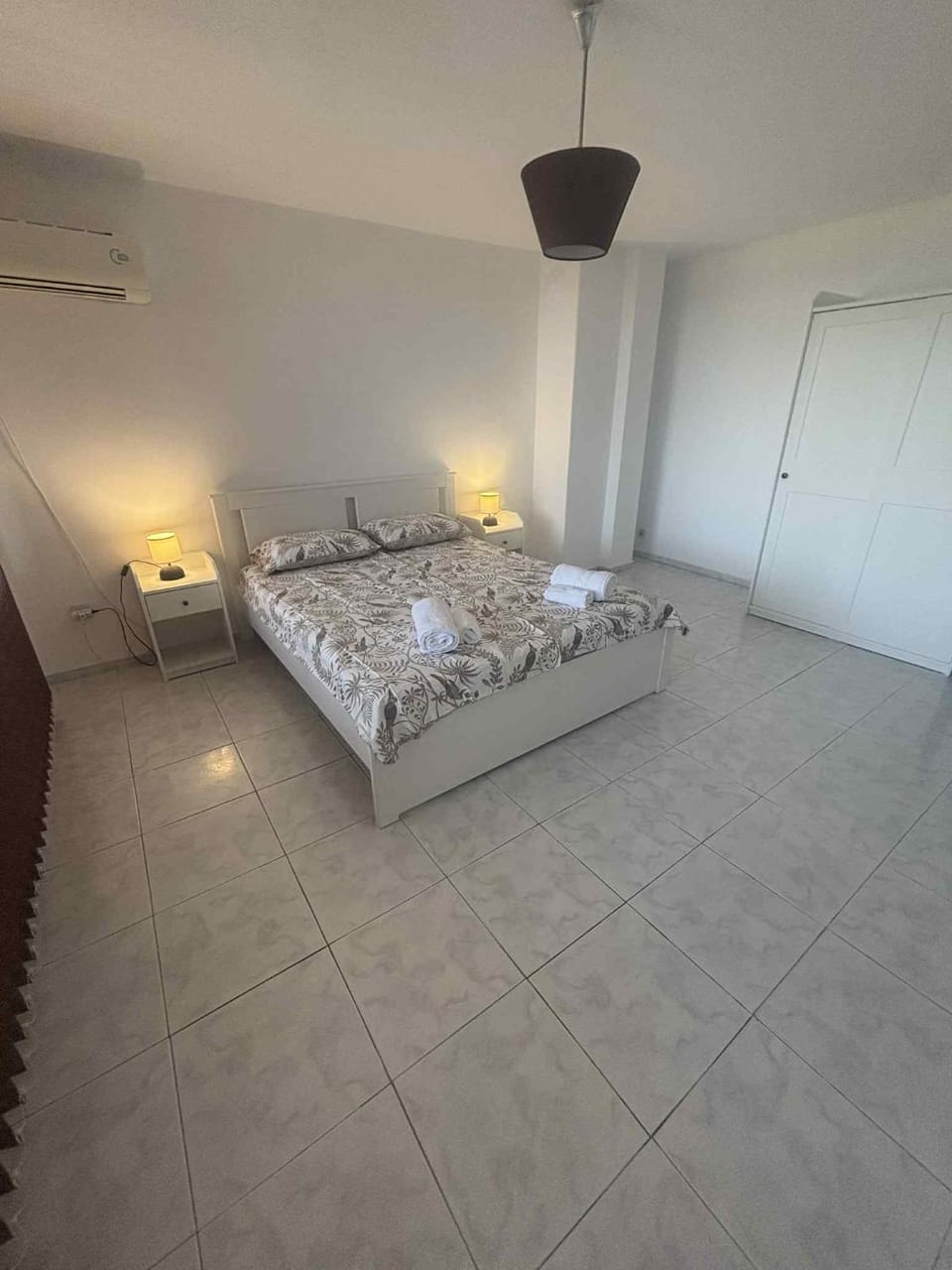 Bedroom, towels, air conditioner