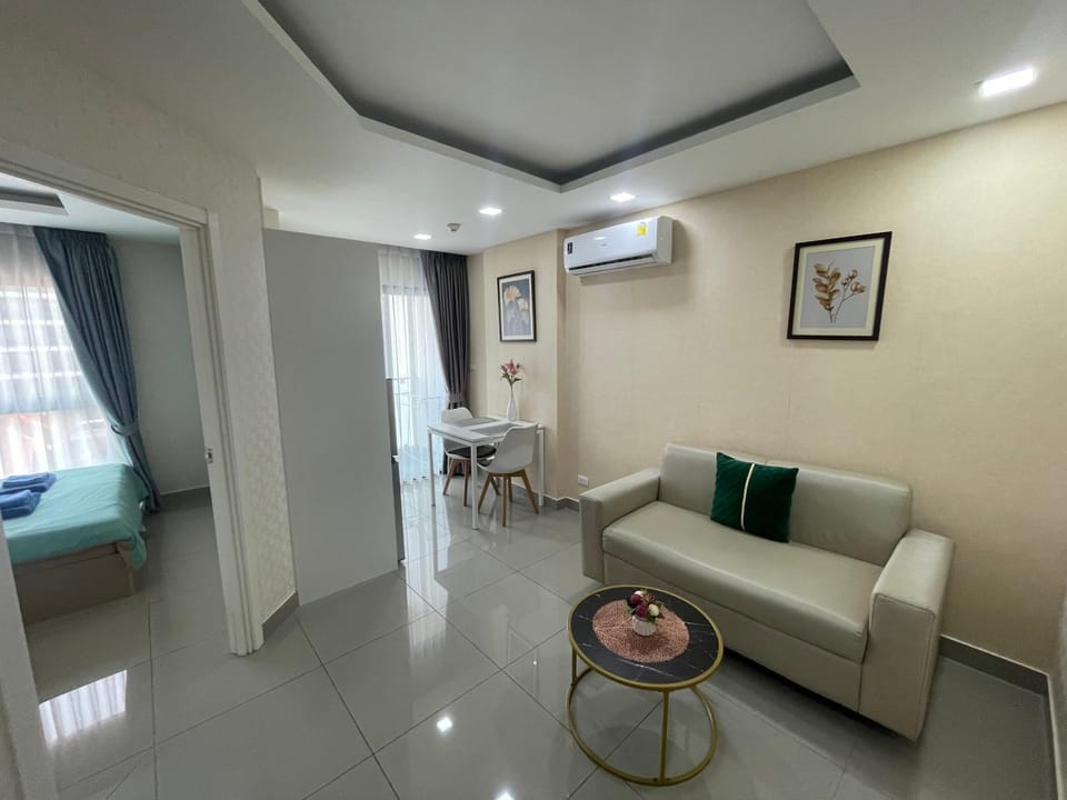 Cozy Condo with Swimming Pool, Gym, Sauna, Great Location, Near Beach, Easy Transport - Guest Friendly Apartment in Pattaya City