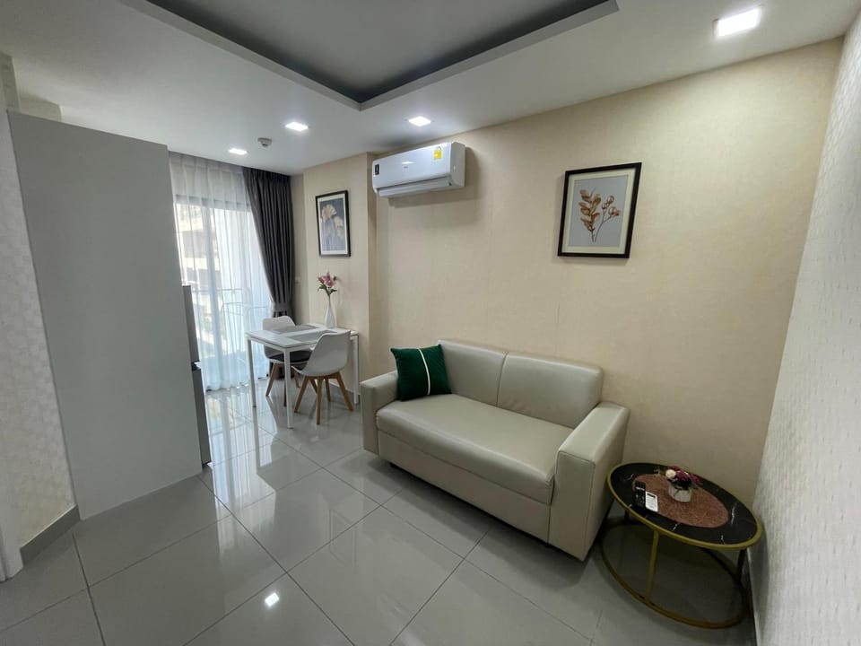 Cozy Condo with Swimming Pool, Gym, Sauna, Great Location, Near Beach, Easy Transport - Guest Friendly Apartment in Pattaya City