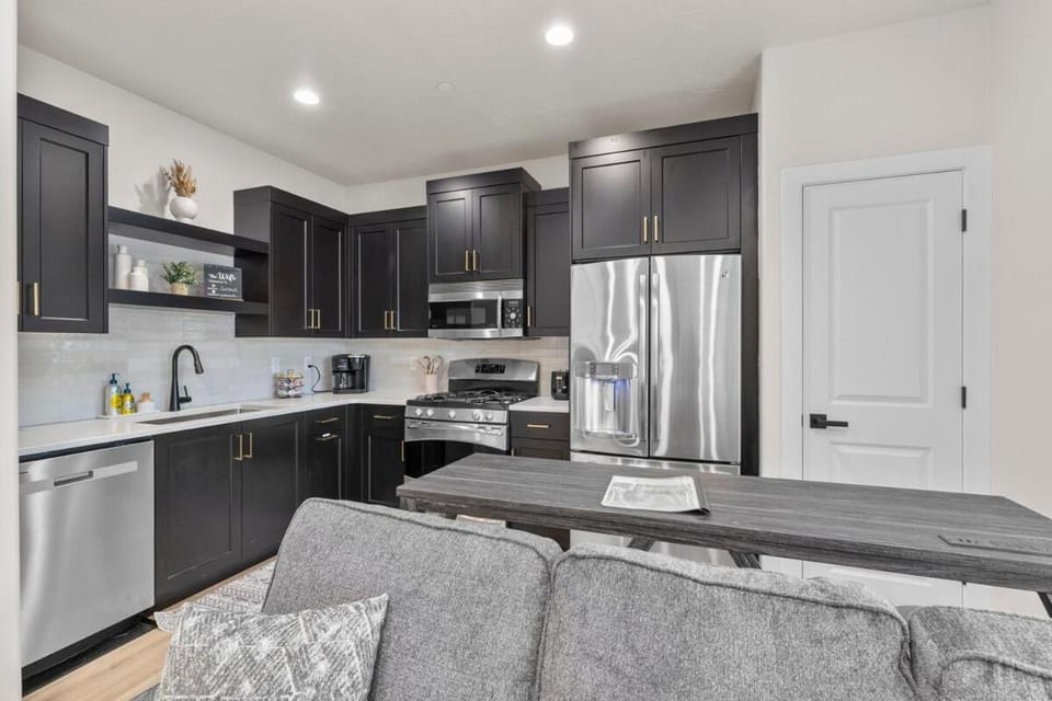 3-Stylish New Downtown Loft by Zion, Hiking & Golf Apartment in Hurricane