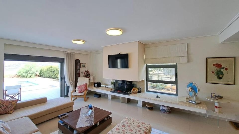 Communal lounge/ TV room, TV and multimedia, Living room, Seating area, Evening entertainment