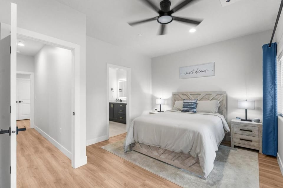4- Balcony Loft Overlooking Park, Walkable, minutes to Zion Apartment in Hurricane