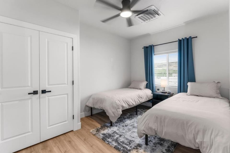 4- Balcony Loft Overlooking Park, Walkable, minutes to Zion Apartment in Hurricane