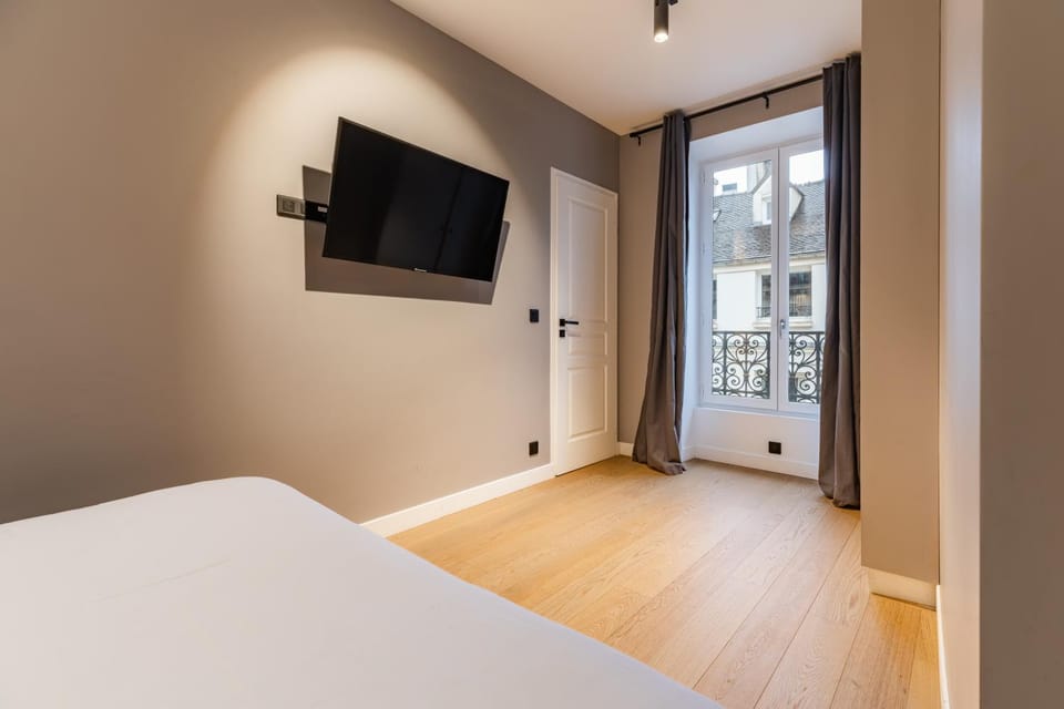 Bed, TV and multimedia, Bedroom