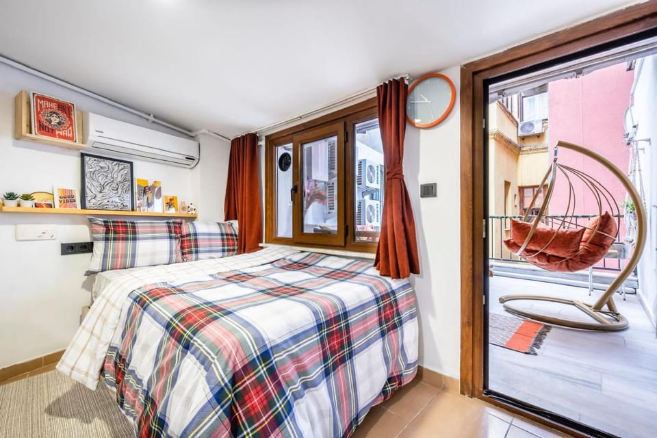 Bed, Kitchen or kitchenette, Photo of the whole room, Seating area, Bedroom, Food