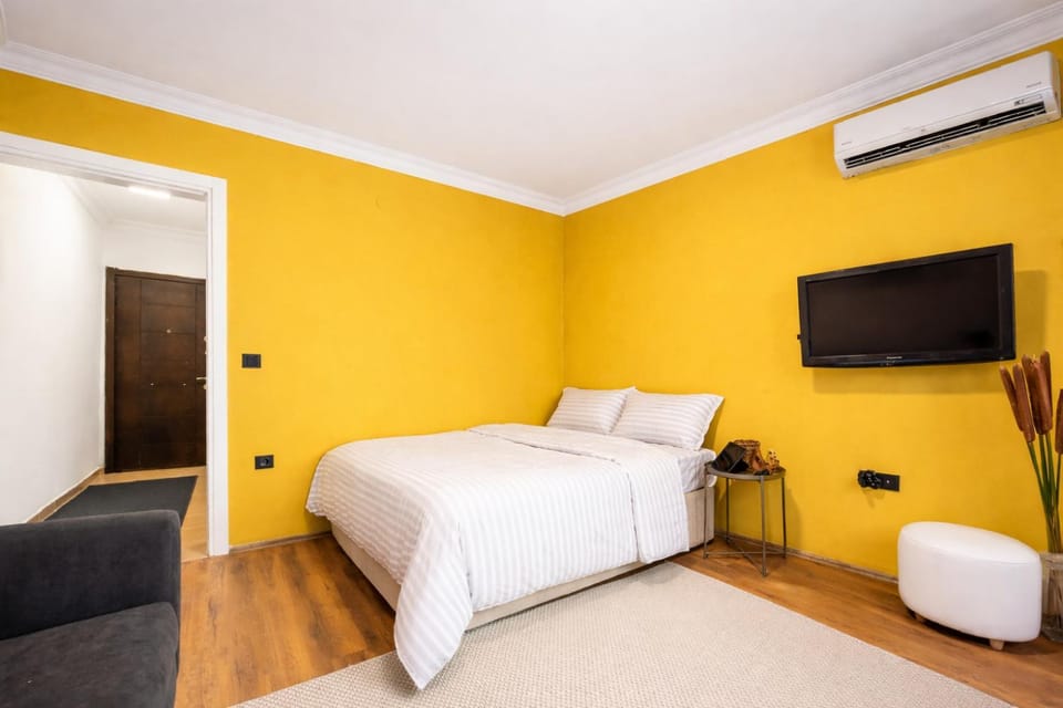 Bed, Living room, Photo of the whole room, Seating area, Bedroom, air conditioner