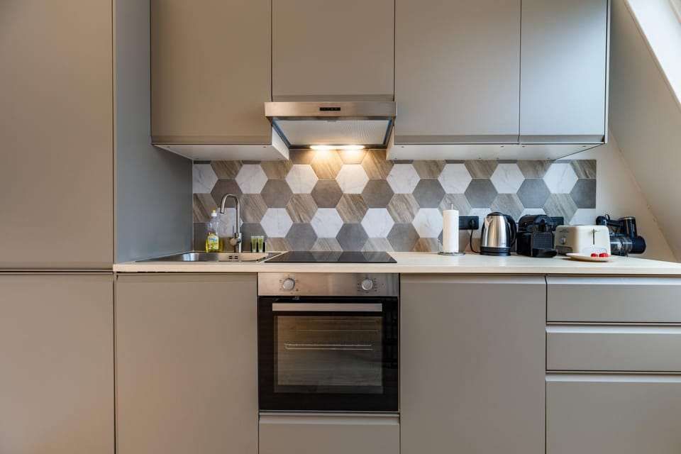 Coffee/tea facilities, Kitchen or kitchenette, oven, stove, toaster