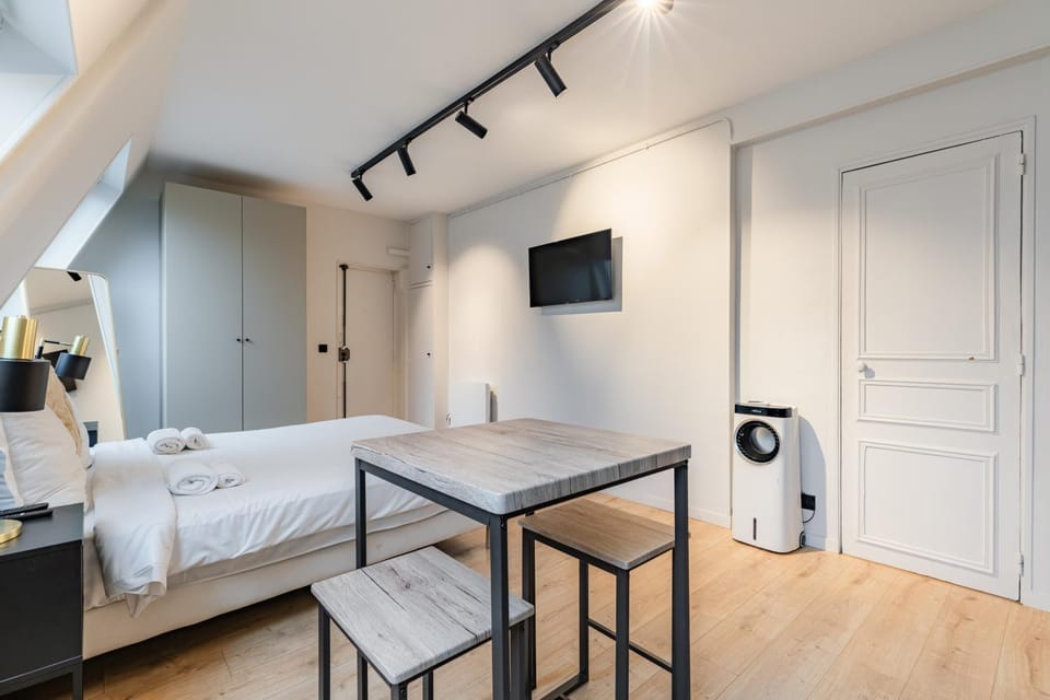 Facade/entrance, Bed, TV and multimedia, Kitchen or kitchenette, Living room, Bedroom