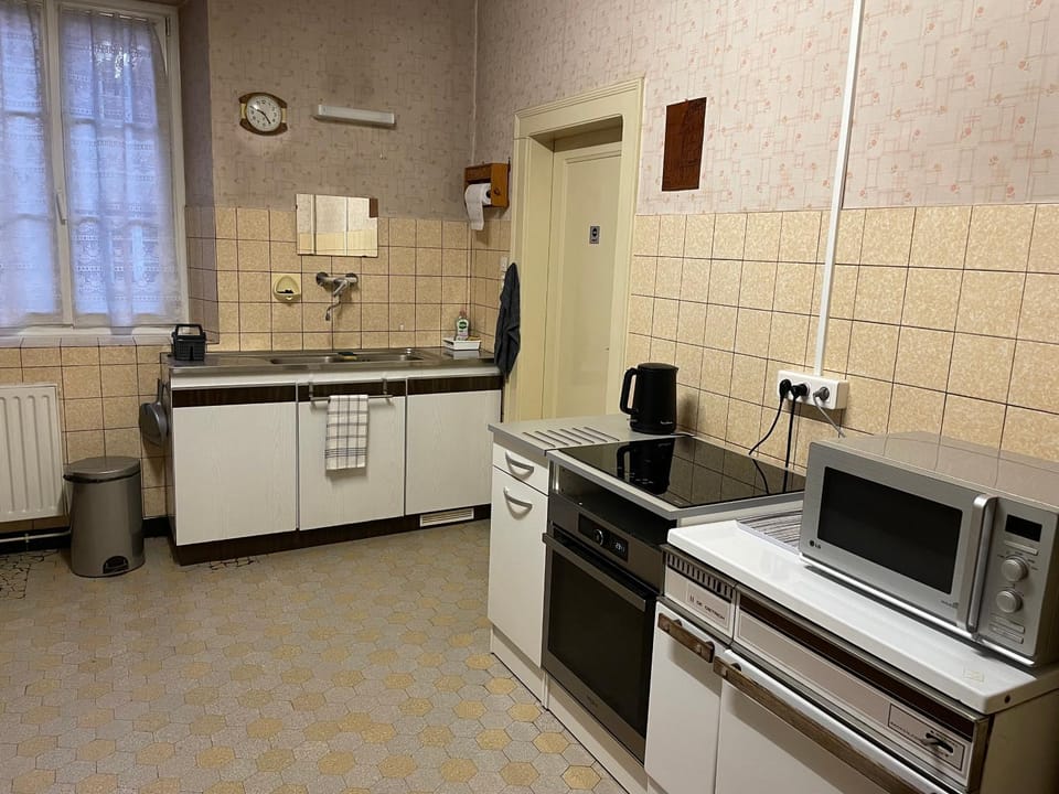Kitchen or kitchenette, microwave, oven, stove
