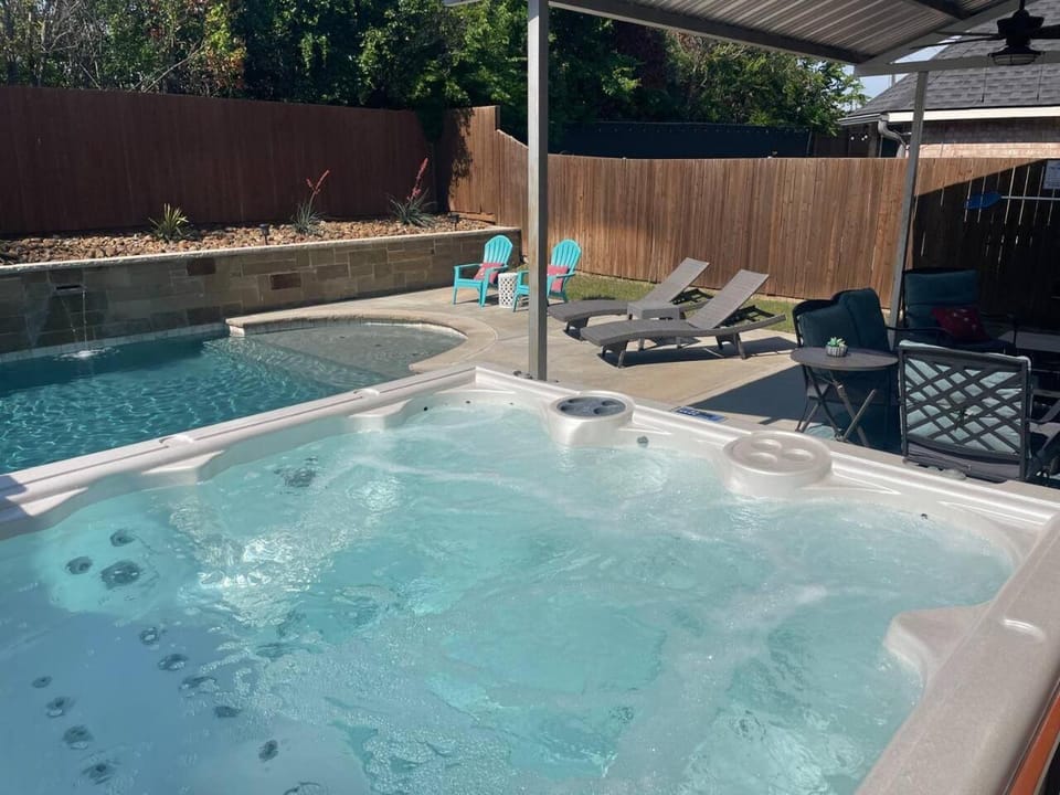 Rockwall Luxury Retreat-Pool/Spa/Patio/Gameroom House in Rockwall