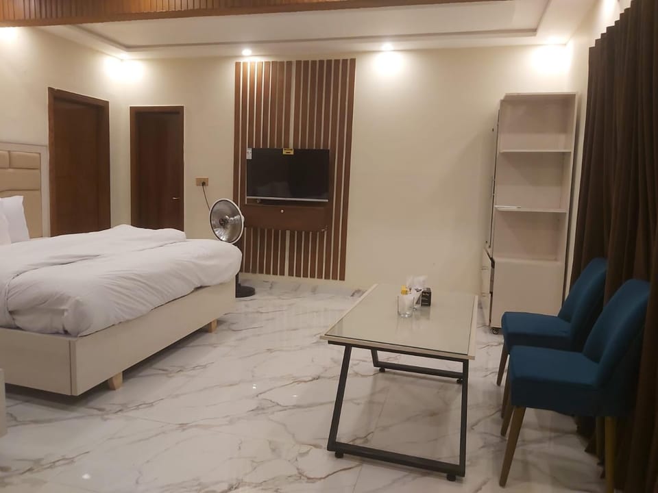 Bed, Seating area, Bedroom