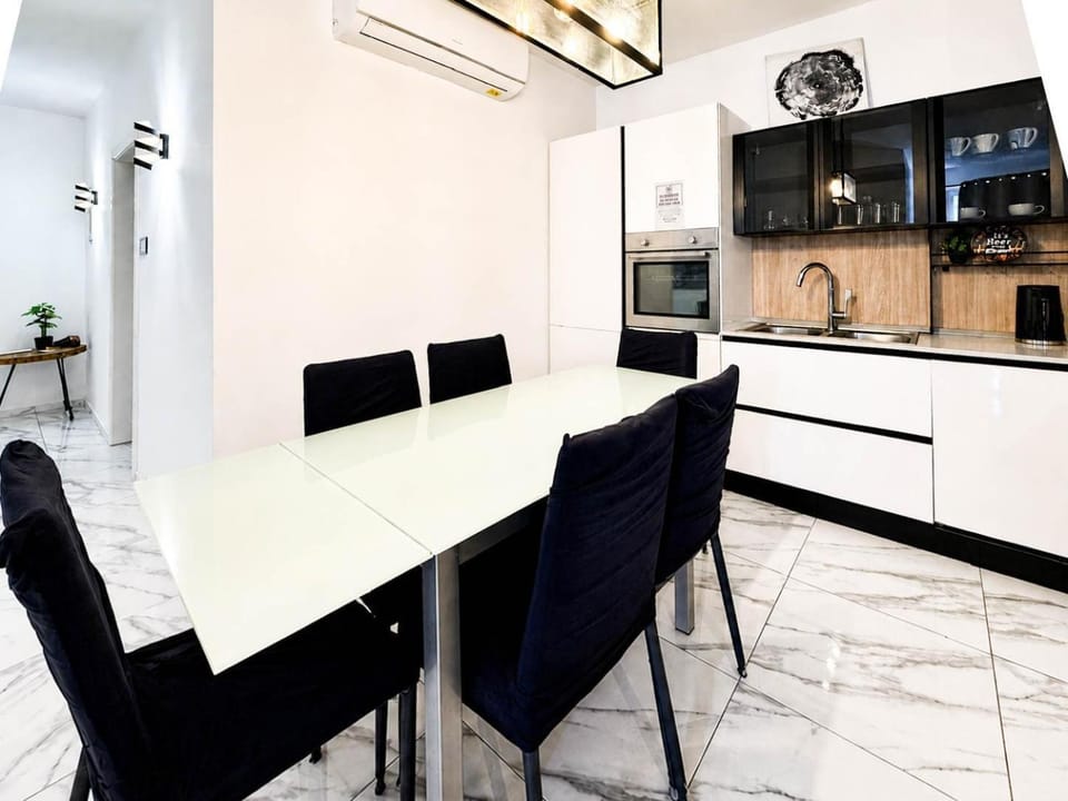 Living room, oven