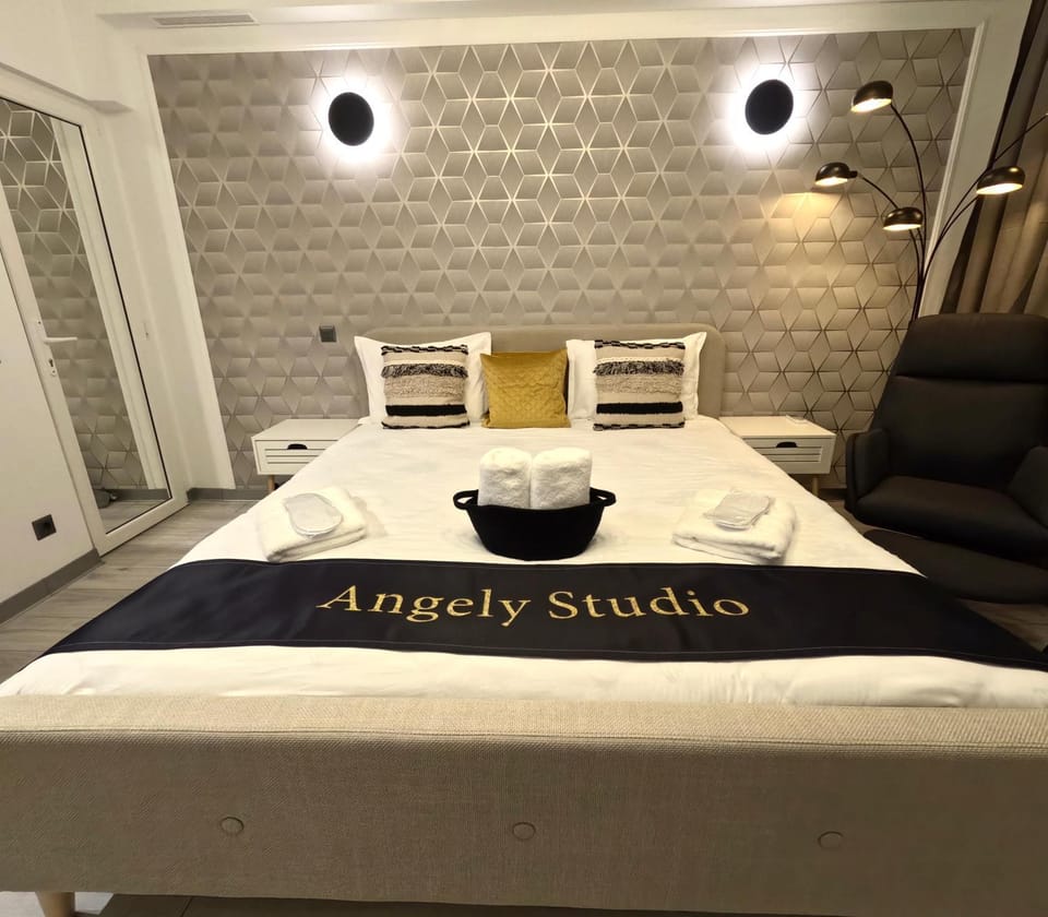 Bed, Living room, Photo of the whole room, Seating area, Bedroom