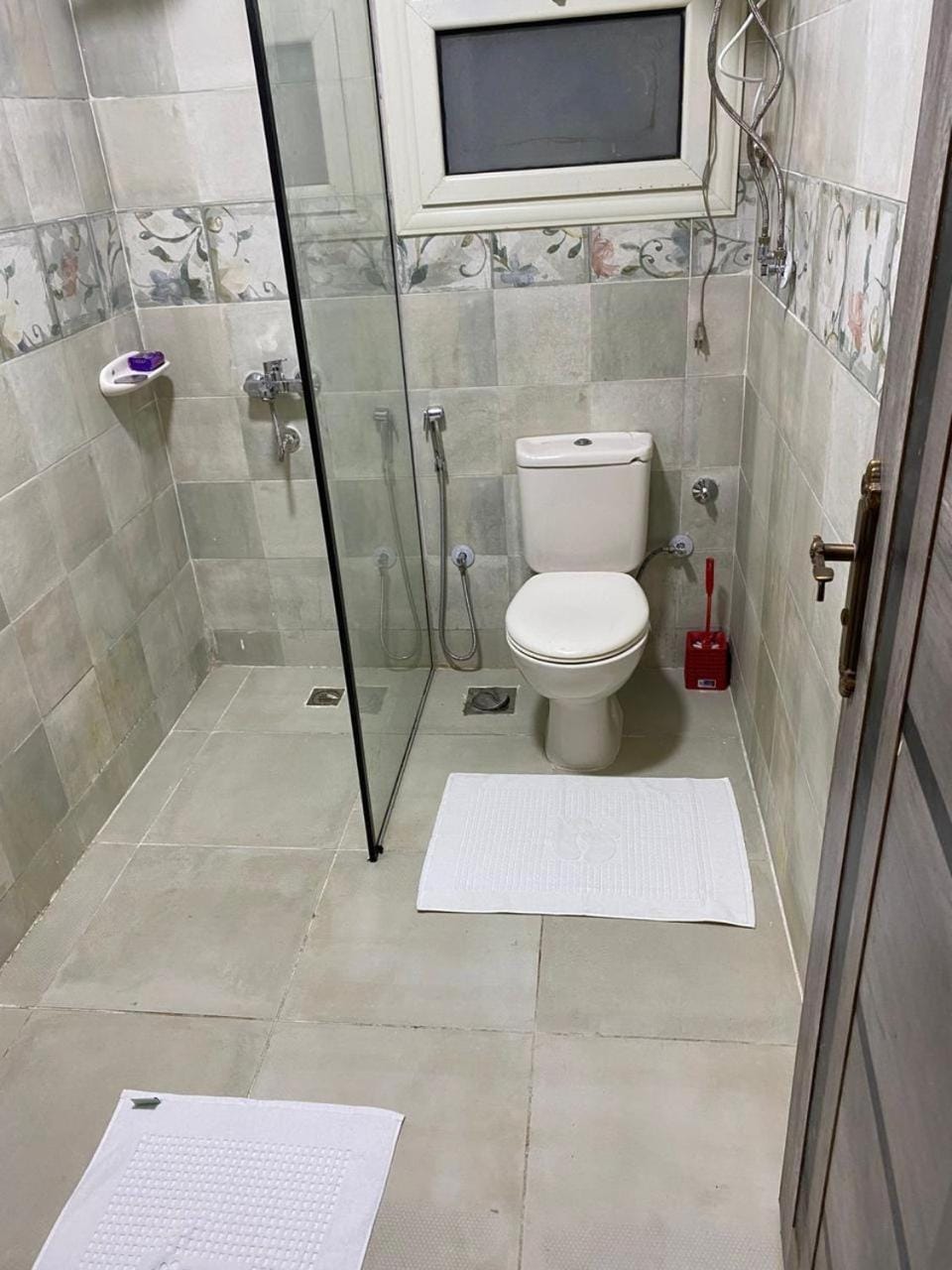 Shower, Toilet, Bathroom, towels