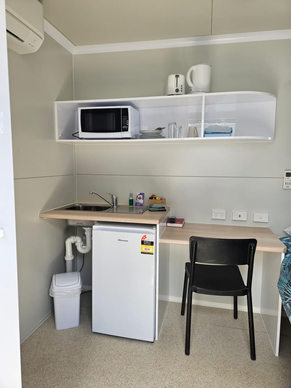 Kitchen or kitchenette, air conditioner