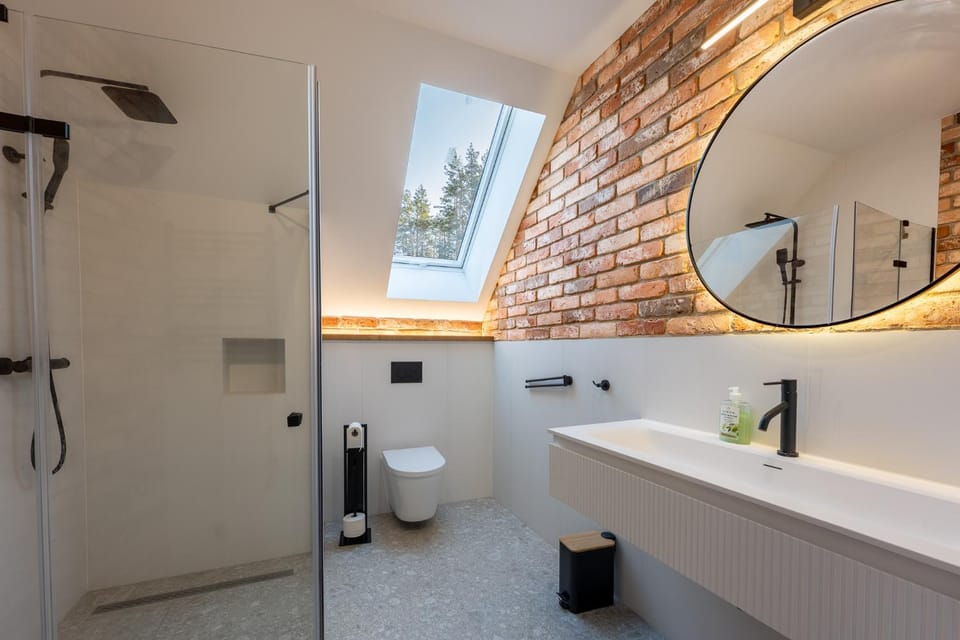 Shower, Toilet, Bathroom, towels
