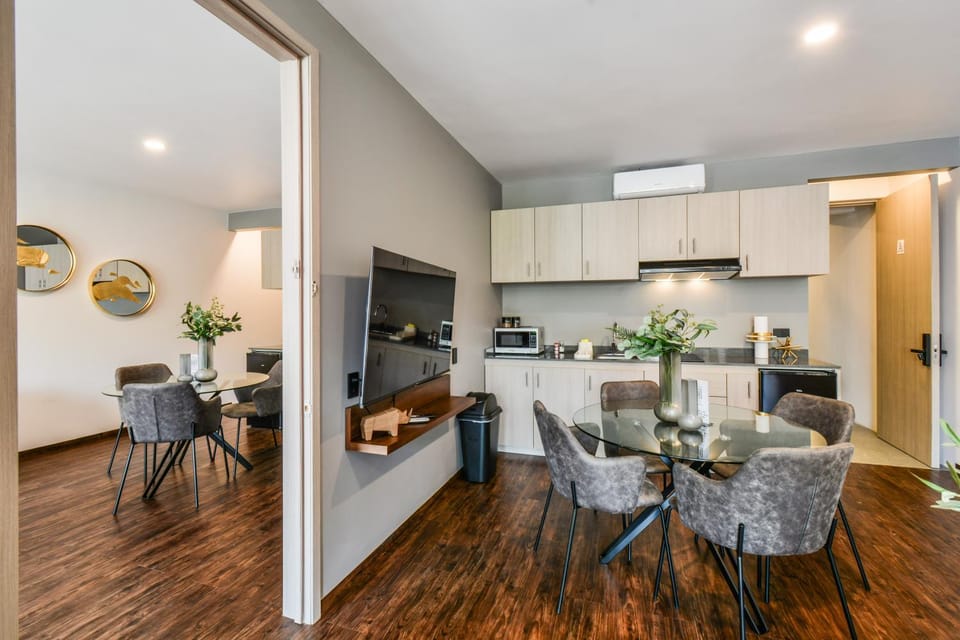 Kitchen or kitchenette, Dining area