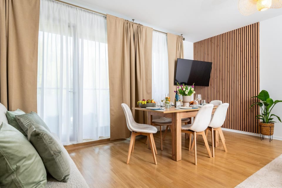 TV and multimedia, View (from property/room), Living room, Seating area, Dining area, City view, Landmark view, River view, Street view, heating, internet, air conditioner