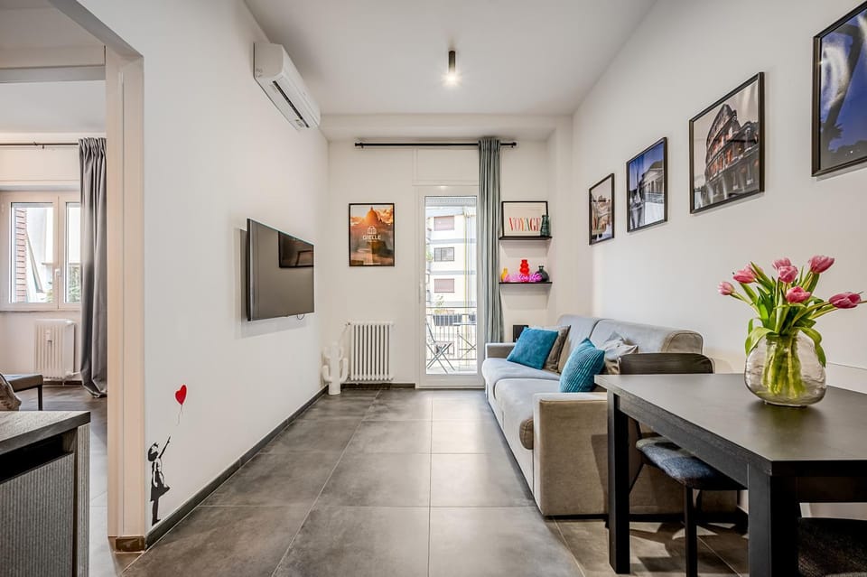 TV and multimedia, Kitchen or kitchenette, Living room, Seating area, Dining area