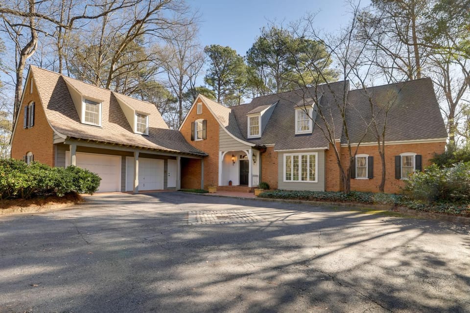 5 Mi to Truist Park: Opulent Home w/ City Views! House in Buckhead
