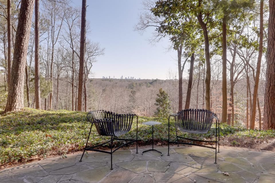 5 Mi to Truist Park: Opulent Home w/ City Views! House in Buckhead