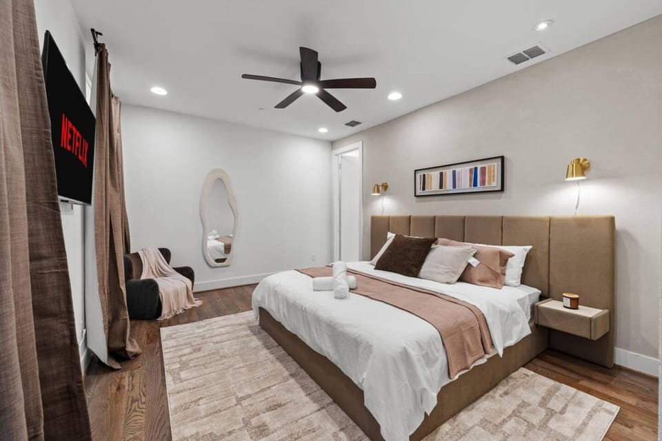 Luxury 3BR Dallas Bishop Arts - Skyline View from Rooftop - Garage - MiniGolf - Firepit - WORLD CUP House in Dallas