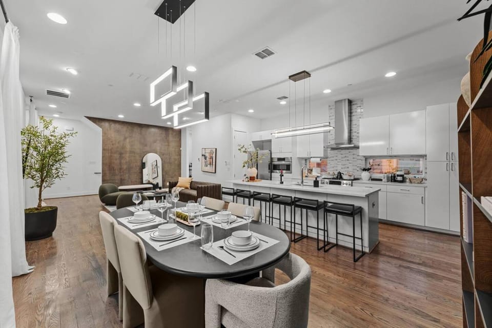 Luxury 3BR Dallas Bishop Arts - Skyline View from Rooftop - Garage - MiniGolf - Firepit - WORLD CUP House in Dallas
