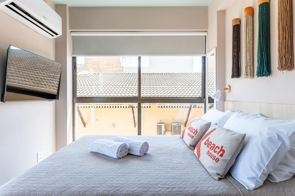 Bed, TV and multimedia, Photo of the whole room, Bedroom, towels, air conditioner