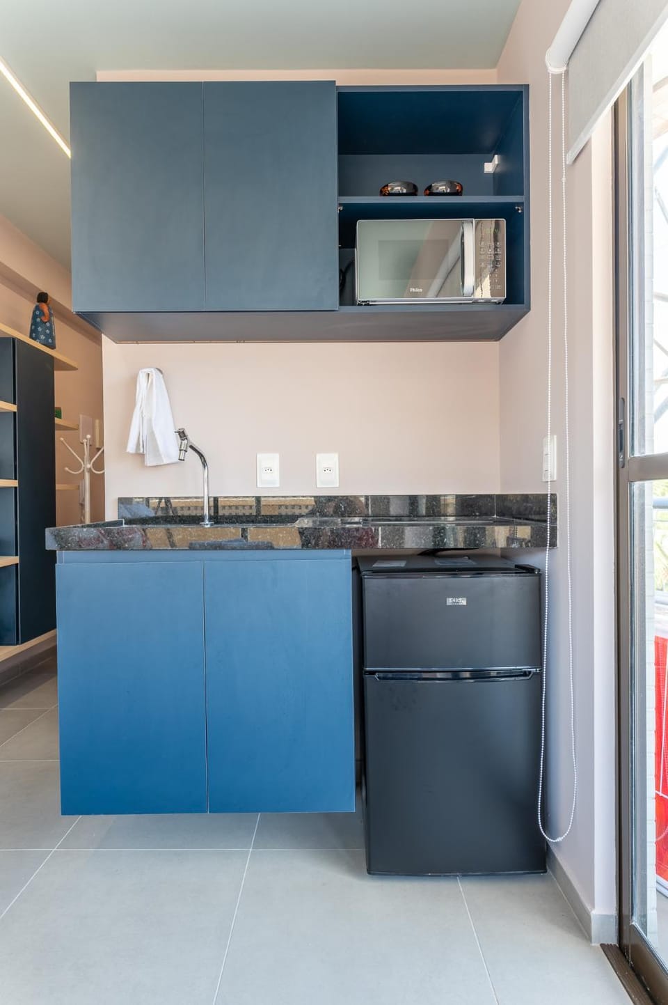 Kitchen or kitchenette, minibar, stove