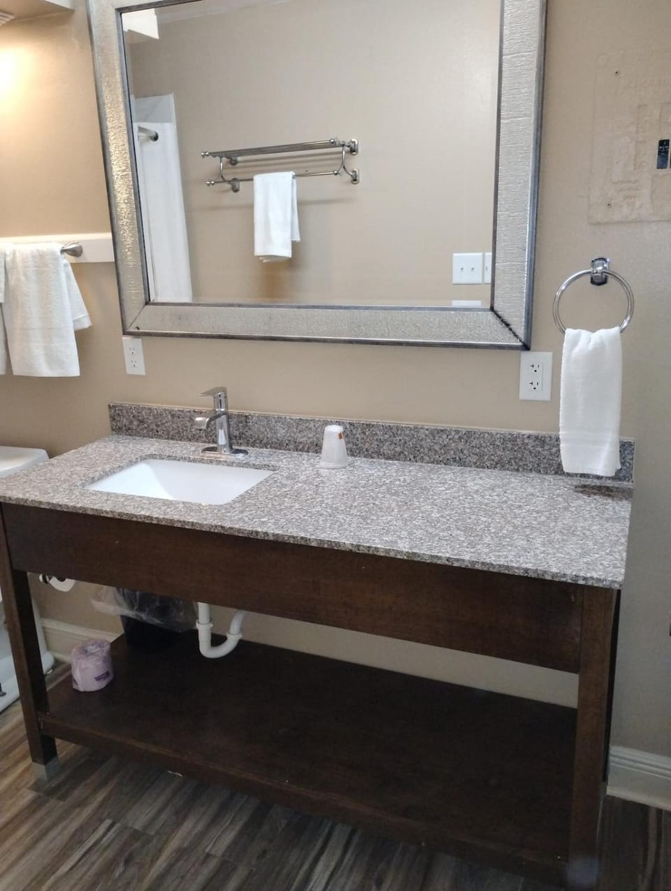 Gated 1 King BR1 Bath Apt with Full Kitchen 124 Apartment in Baton Rouge