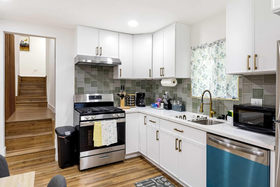 Family Retreat Near Disneyland & Downtown LA 4BR House in East Los Angeles