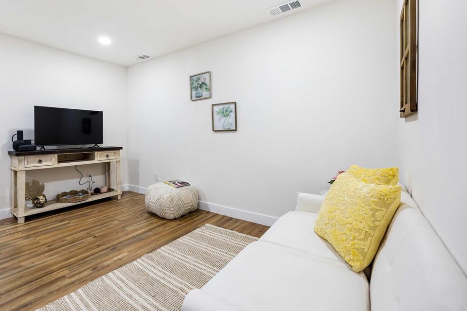 Family Retreat Near Disneyland & Downtown LA 4BR House in East Los Angeles