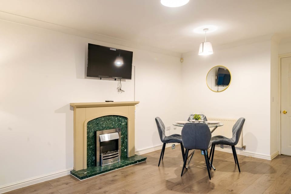TV and multimedia, Living room, Other, Seating area, Dining area, flat iron