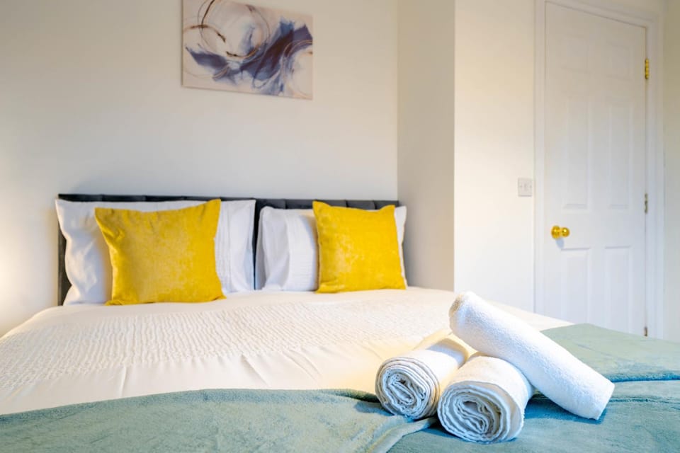 Bed, Other, Photo of the whole room, Bedroom, towels