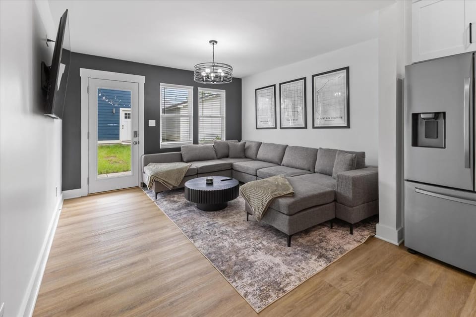 Farm House & Carriage House DT Indy with Pool Table House in Indianapolis