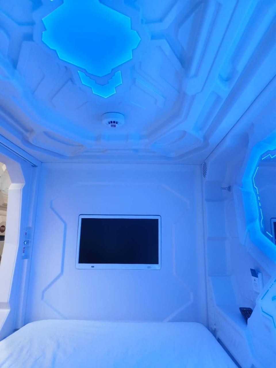 Bed, TV and multimedia, Bedroom