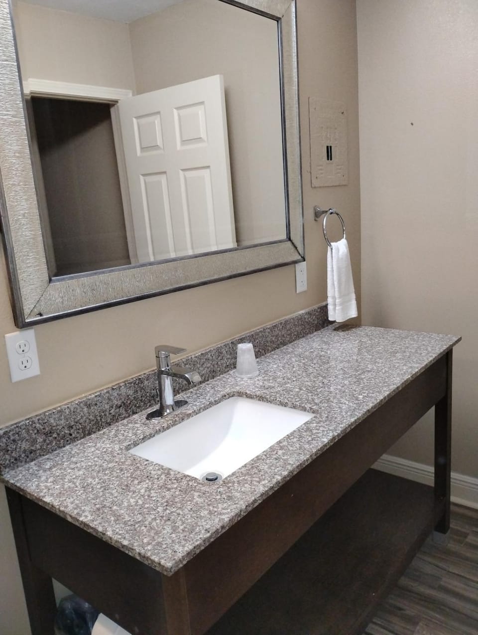 Gated - 1 King Bed 1 Bath Apt with Full Kitchen 119 Apartment in Baton Rouge