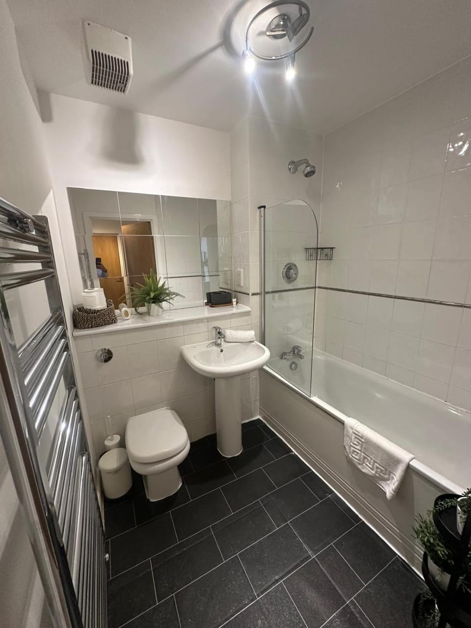 Beautiful Home, Free Wifi Parking Apartment in Coventry