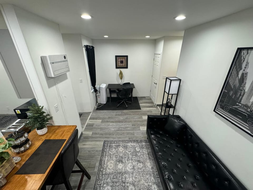 Designer Curated 2BR King Bed & Smart Bath Near NYC PATH Apartment in Kearny