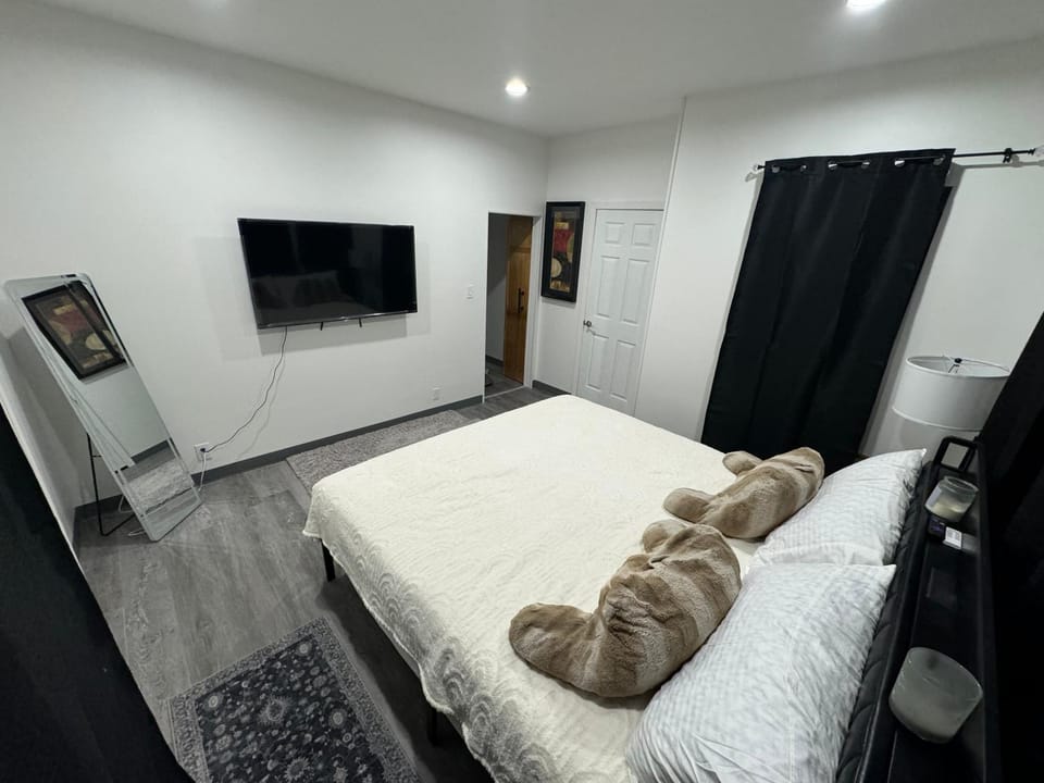 Bed, TV and multimedia, Photo of the whole room, Bedroom
