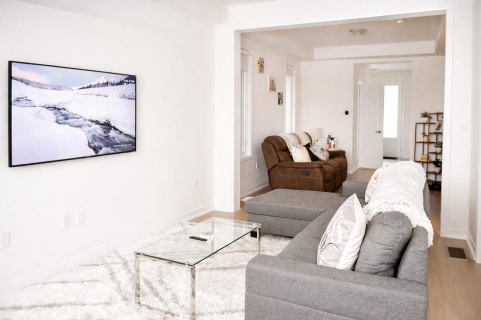 Spacious 4BR Home with EV Charger Villa in Cambridge