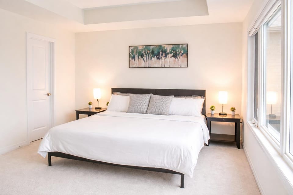 Spacious 4BR Home with EV Charger Villa in Cambridge