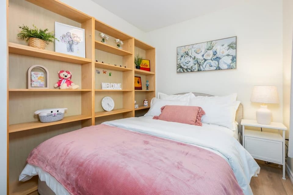 Central Van 3BR Upper Suite - Near Skytrain House in Vancouver