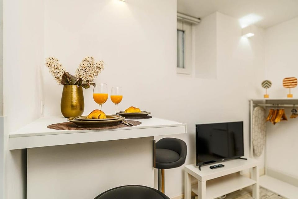 TV and multimedia, Living room, Seating area, Dining area, Food, Drinks