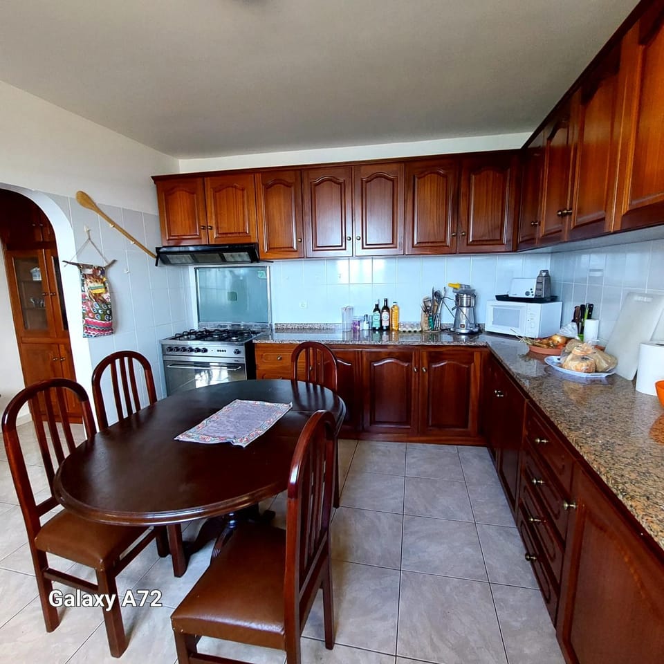 Coffee/tea facilities, Kitchen or kitchenette, Dining area, oven, stove, toaster