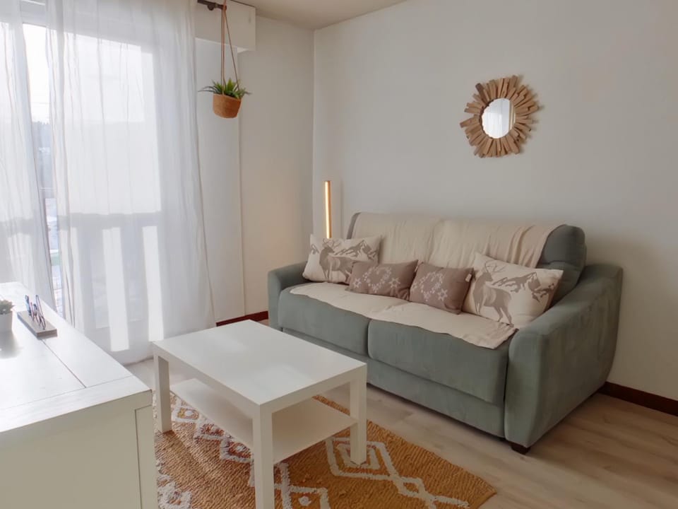 Grand studio 4 pers avec accès piscine aux Rousses - FR-1-834-19 Apartment in Canton of Vaud