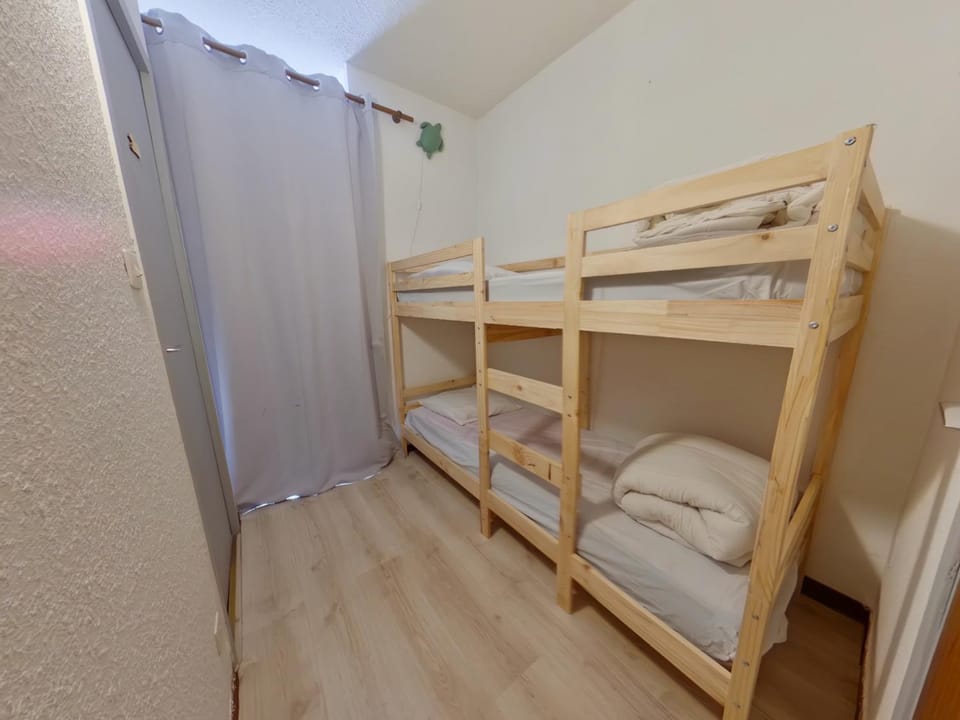 Grand studio 4 pers avec accès piscine aux Rousses - FR-1-834-19 Apartment in Canton of Vaud