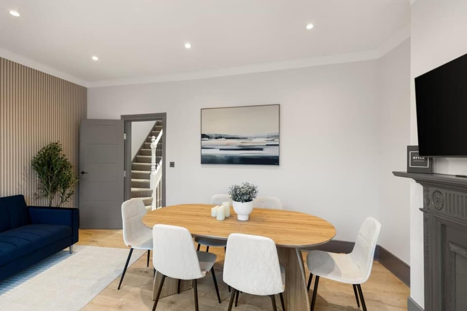 Luxury 3-Bed London House, 10-Min Walk to Tube Apartment in London