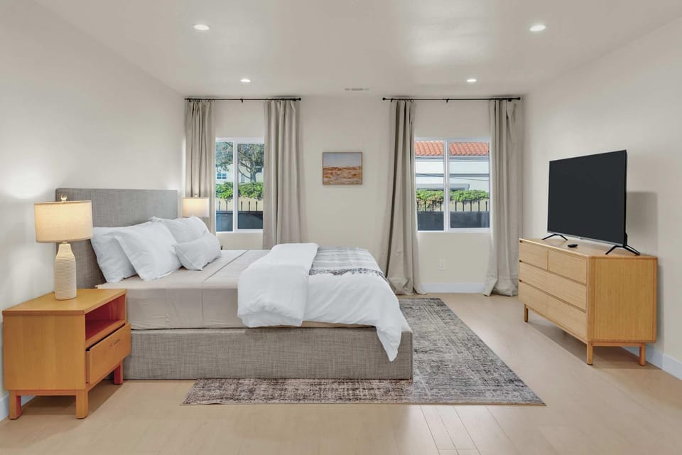 Stylish LA Retreat Near Disney Knotts SoFi House in Compton