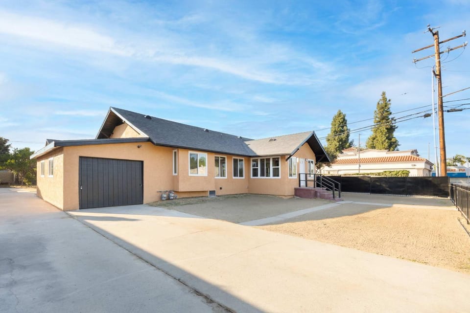 Stylish LA Retreat Near Disney Knotts SoFi House in Compton